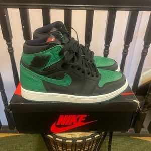 Black and Green Jordan 1 High. Size 9. Great Condition